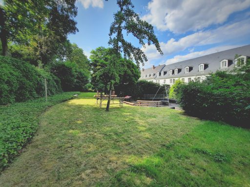 Zentrale Grillstelle und Yogawiese der Gartenanlage des Erbprinzenpalais in Saarbrücken im Sommer 2024